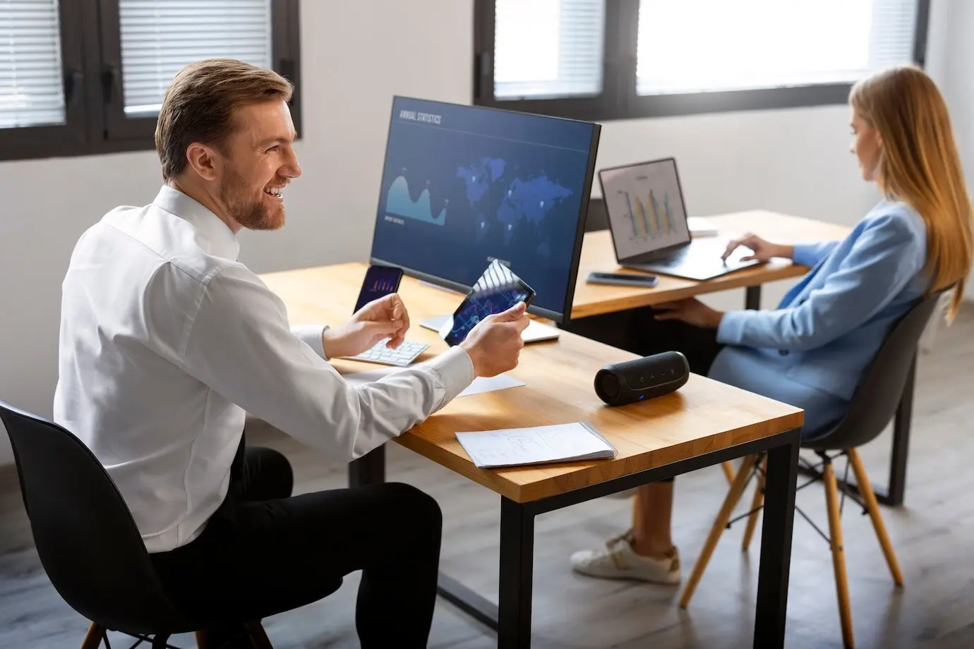 Person, die Finanzdiagramme betrachtet